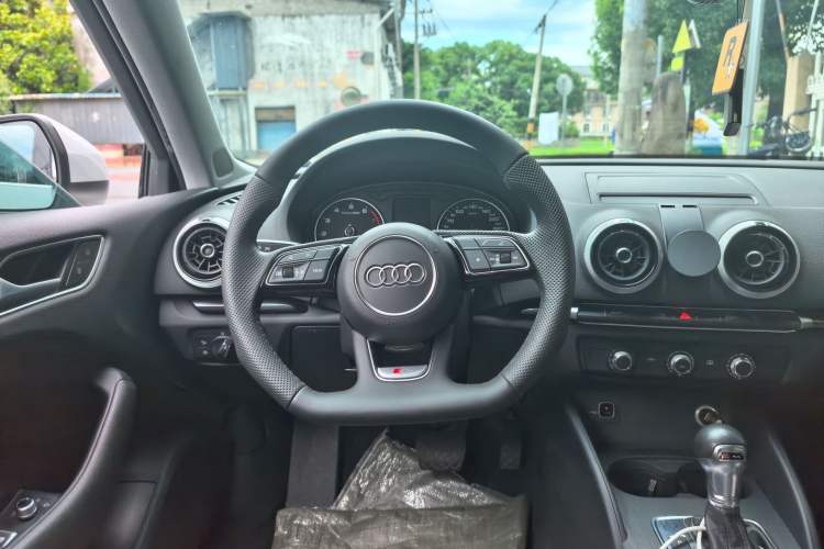 Used Audi A3 2019 Sportback 35 TFSI Fashion Edition China VI Emission Standard Steering Wheel