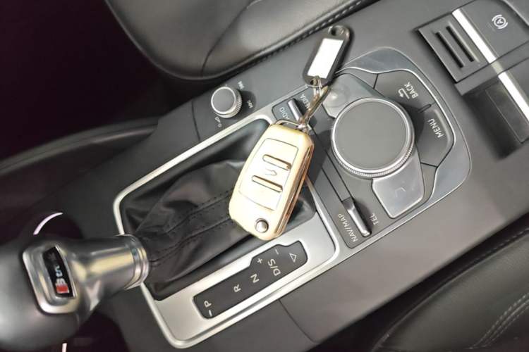 Used Audi A3 2019 Limousine 35 TFSI Style Edition China VI Emission Standard Vehicle Key