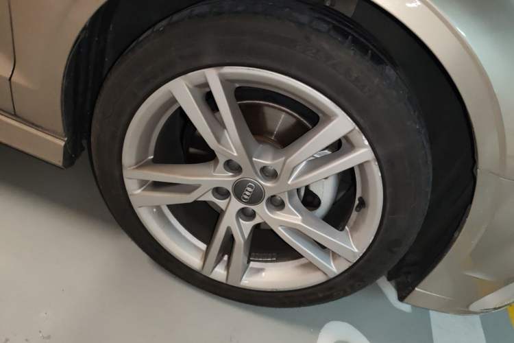 Used Audi A3 2019 Limousine 35 TFSI Fashion Edition China V standard Right Front Wheel Hub