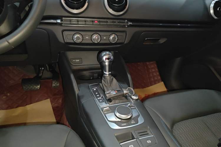 Used Audi A3 2020 Limousine 35 TFSI Fashion Edition China VI Emission Standard Gear Lever