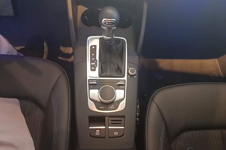 Used Audi A3 2020 Limousine 35 TFSI Fashion Edition China VI Emission Standard Gear Lever