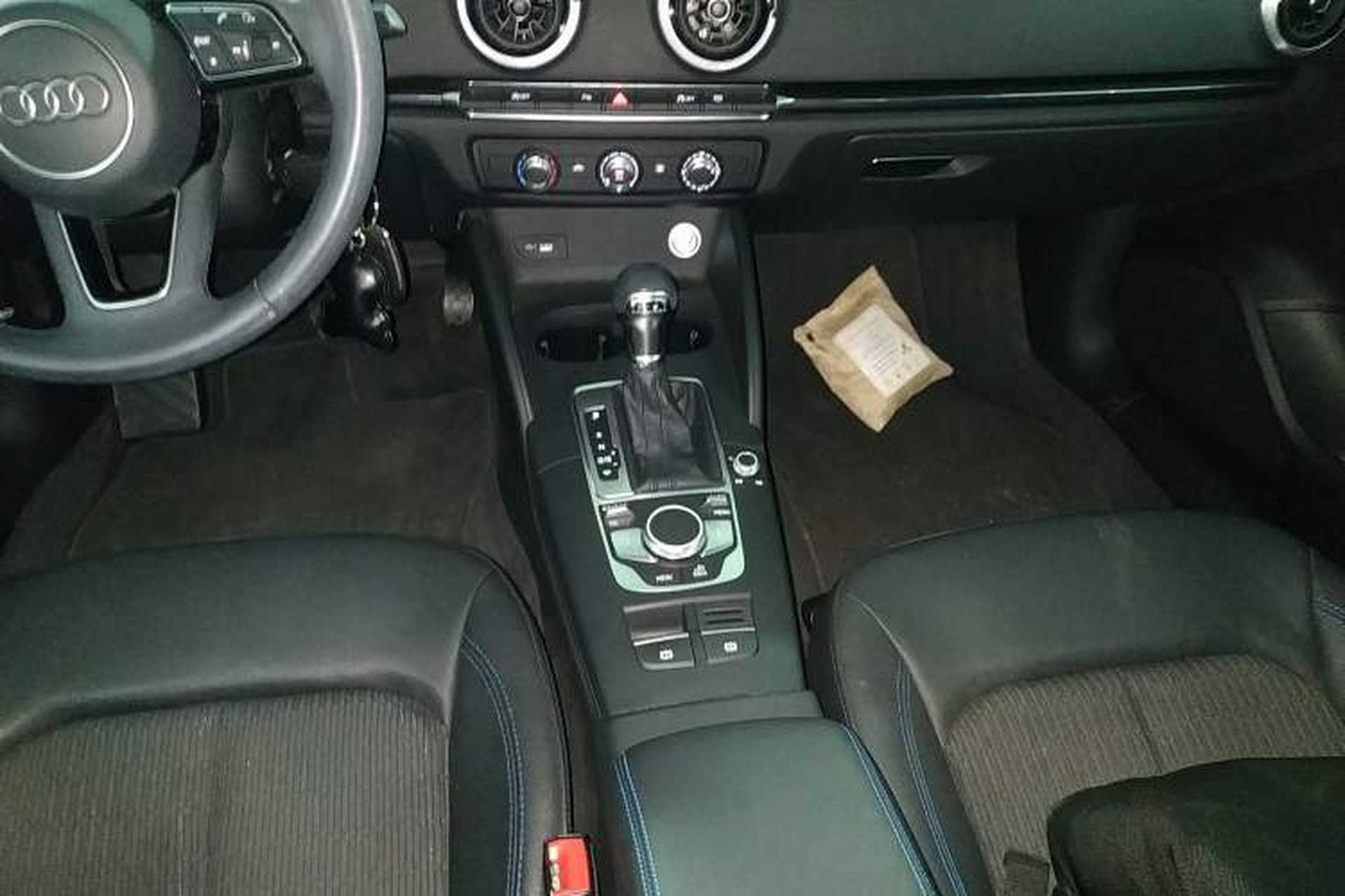 Used Audi A3 2020 Limousine 35 TFSI Fashion Edition China VI Emission Standard Gear Lever