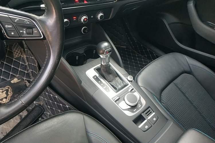 Used Audi A3 2020 Limousine 35 TFSI Fashion Edition China VI Emission Standard Gear Lever