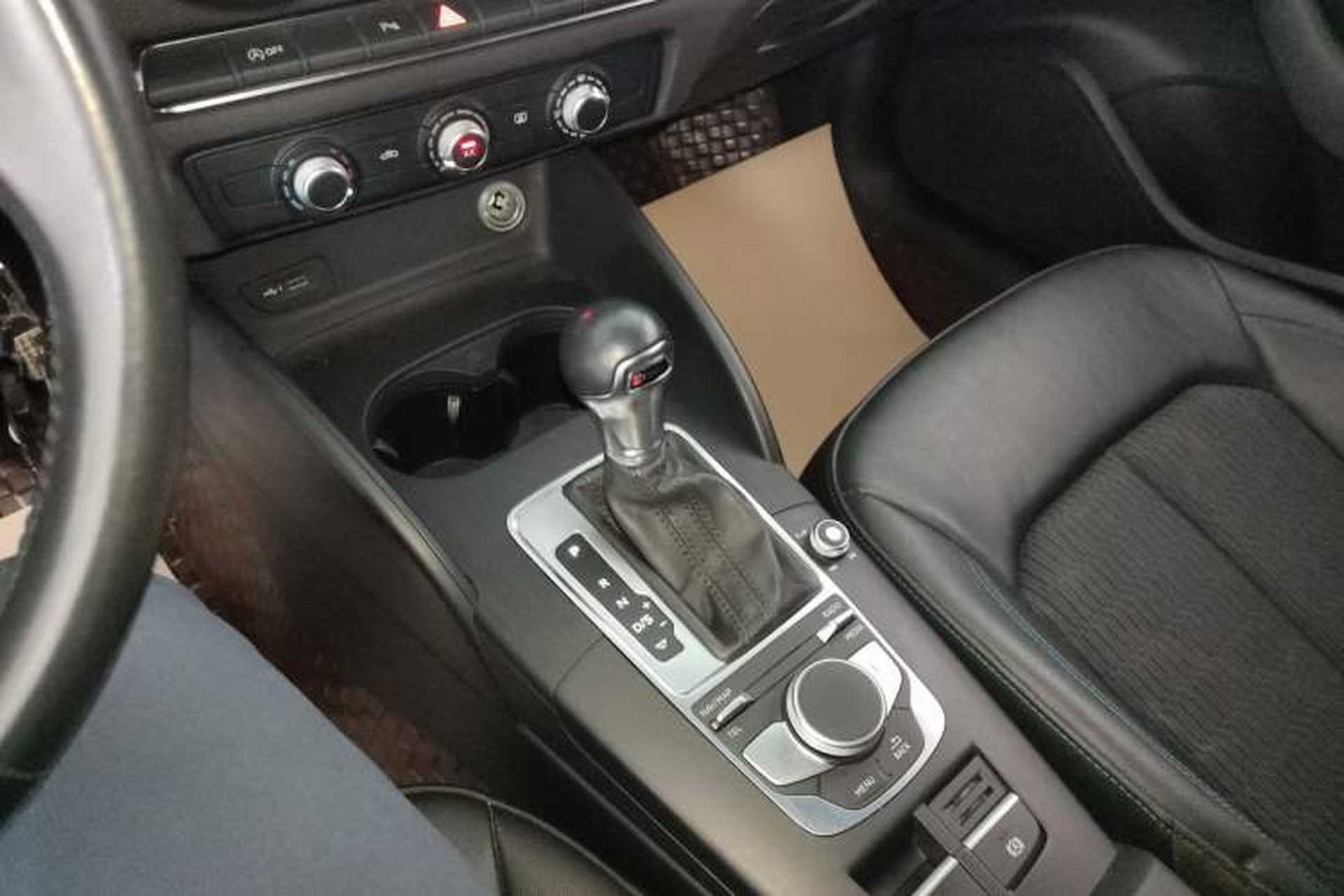 Used Audi A3 2020 Sportback 35 TFSI Fashion Edition China VI Emission Standard Gear Lever