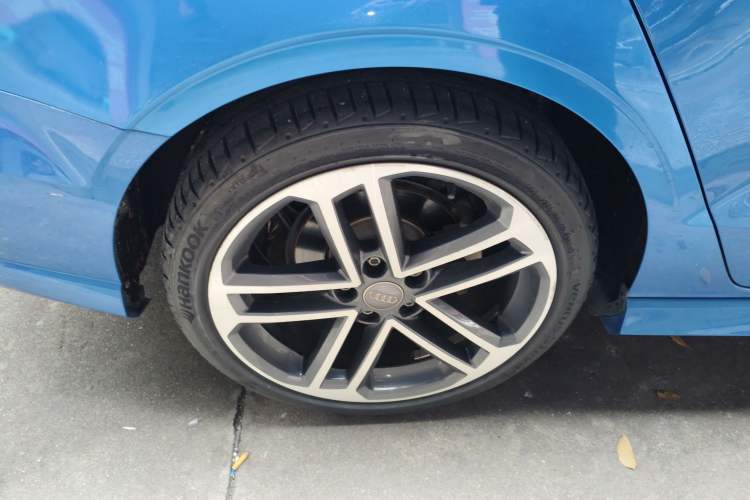 Used Audi A3 2020 Limousine 35 TFSI Sporty Version China VI Right Rear Wheel Hub