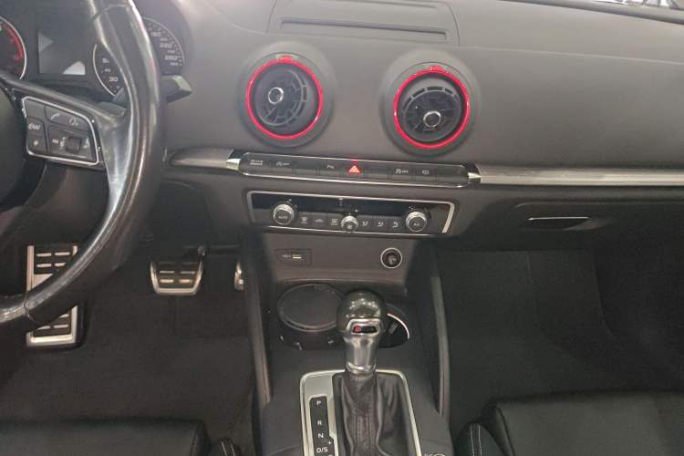 Used Audi A3 2020 Limousine 35 TFSI Sporty Version China VI Audio And AC Panel