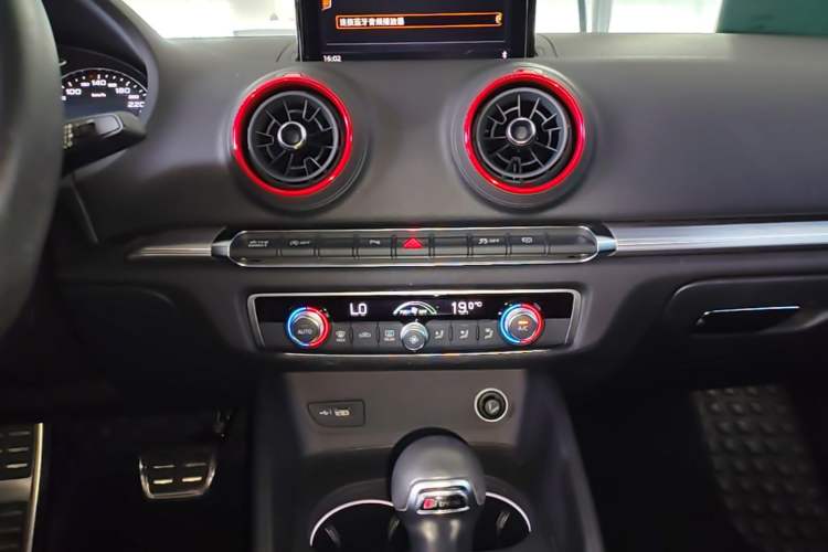 Used Audi A3 2020 Limousine 35 TFSI Sporty Version China VI Audio And AC Panel