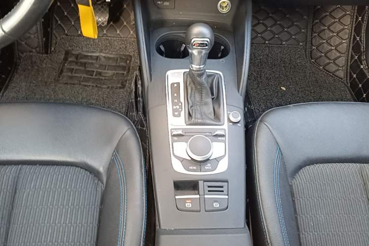 Used Audi A3 2020 Sportback 35 TFSI Fashion Edition China VI Emission Standard Gear Lever