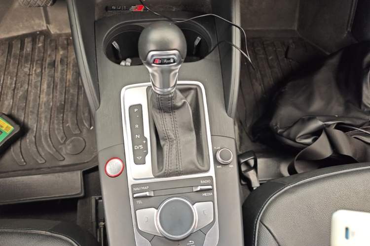 Used Audi A3 2020 Limousine 35 TFSI Fashion Edition China VI Emission Standard Gear Lever