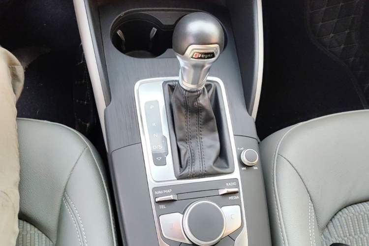 Used Audi A3 2020 Limousine 35 TFSI Fashion Edition China VI Emission Standard Gear Lever