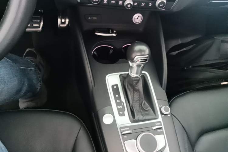 Used Audi A3 2020 Limousine 35 TFSI Style Edition China VI Emission Standard Gear Lever