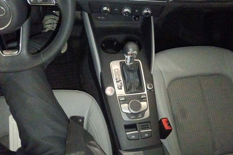 Used Audi A3 2020 Limousine 35 TFSI Fashion Edition China VI Emission Standard Gear Lever