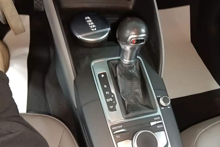 Used Audi A3 2020 Limousine 35 TFSI Fashion Edition China VI Emission Standard Gear Lever