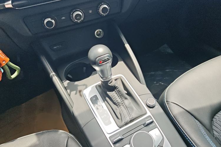 Used Audi A3 2020 Limousine 35 TFSI Fashion Edition China VI Emission Standard Gear Lever