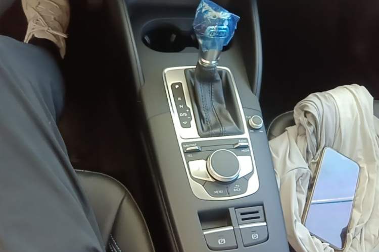Used Audi A3 2020 Sportback 35 TFSI Fashion Edition China VI Emission Standard Gear Lever