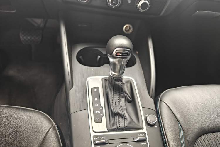 Used Audi A3 2020 Limousine 35 TFSI Fashion Edition China VI Emission Standard Gear Lever