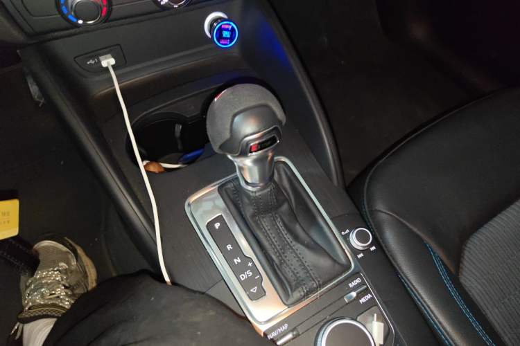 Used Audi A3 2020 Sportback 35 TFSI Fashion Edition China VI Emission Standard Gear Lever