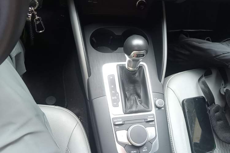 Used Audi A3 2020 Limousine 35 TFSI Fashion Edition China VI Emission Standard Gear Lever