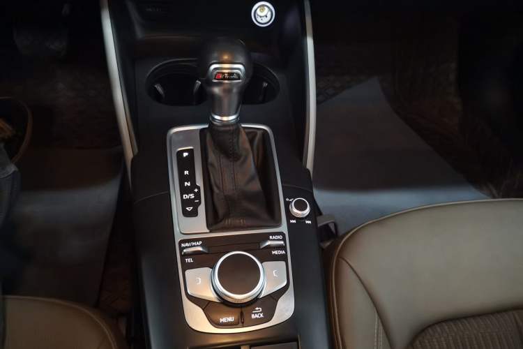 Used Audi A3 2020 Sportback 35 TFSI Fashion Edition China VI Emission Standard Gear Lever