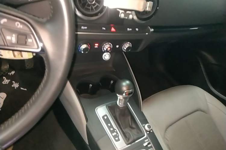 Used Audi A3 2020 Limousine 35 TFSI Fashion Edition China VI Emission Standard Gear Lever