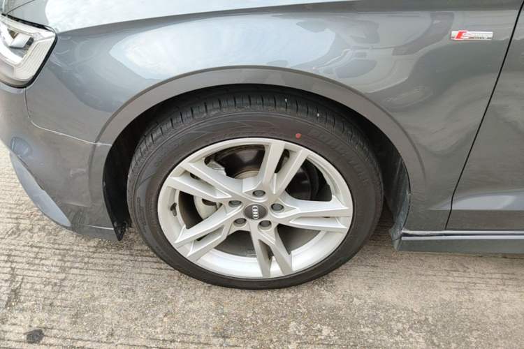 Used Audi A3 2020 Limousine 35 TFSI Fashion Edition China VI Emission Standard Left Front Wheel Hub