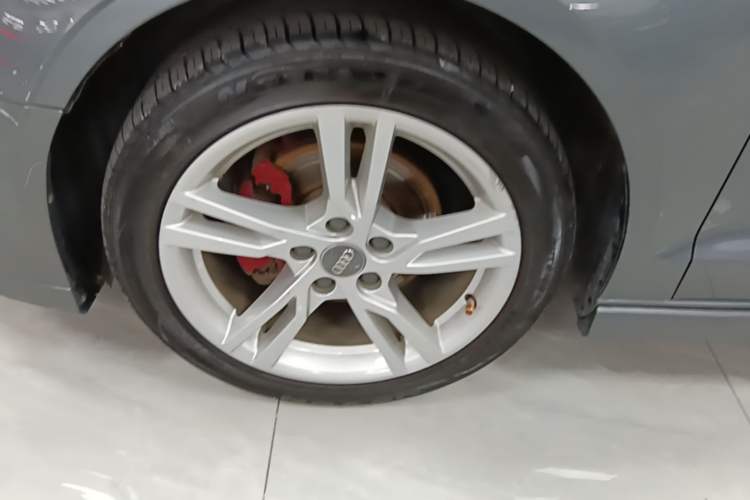 Used Audi A3 2020 Limousine 35 TFSI Fashion Edition China VI Emission Standard Left Front Wheel Hub