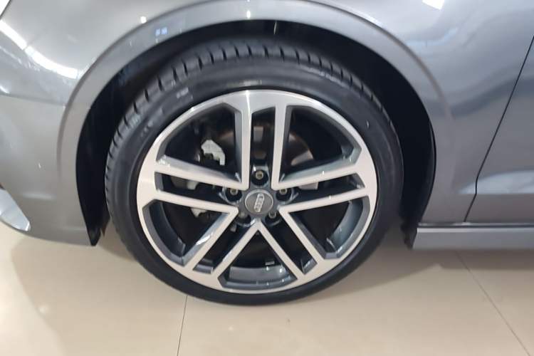 Used Audi A3 2020 Limousine 35 TFSI Sporty Version China VI Left Front Wheel Hub