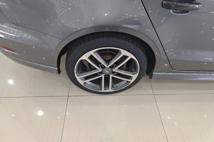 Used Audi A3 2020 Limousine 35 TFSI Sporty Version China VI Right Rear Wheel Hub