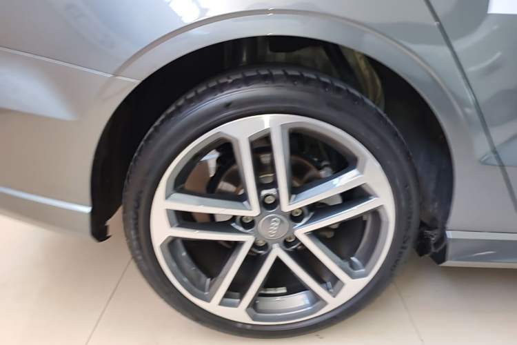 Used Audi A3 2020 Limousine 35 TFSI Sporty Version China VI Right Rear Wheel Hub