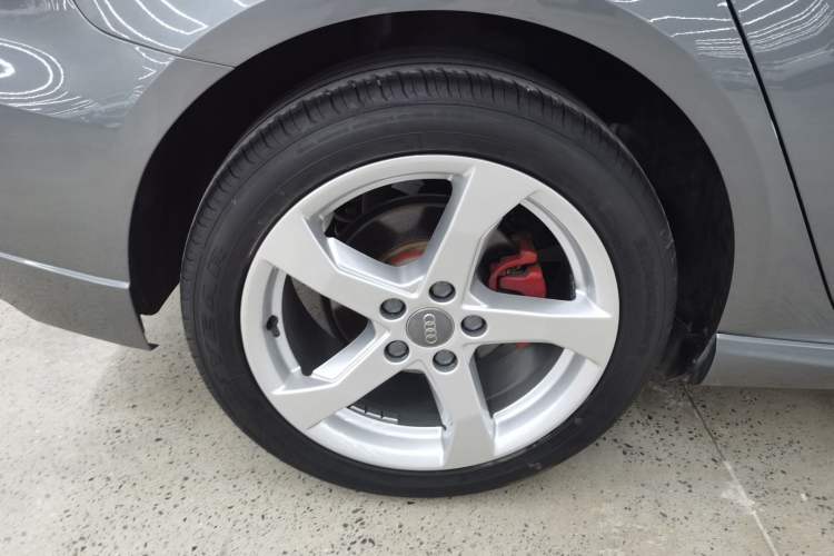 Used Audi A3 2020 Sportback 35 TFSI Fashion Edition China VI Emission Standard Right Rear Wheel Hub