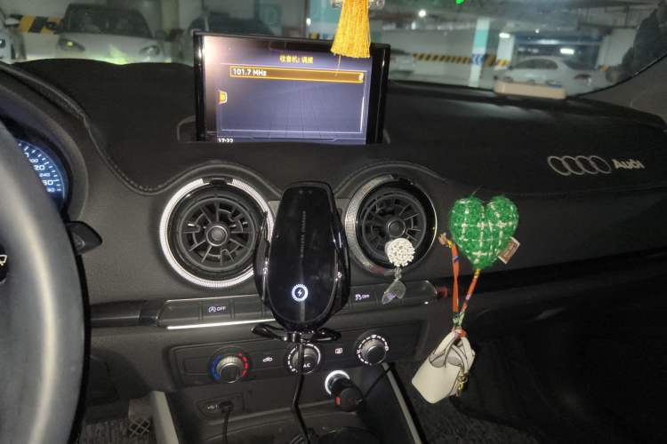 Used Audi A3 2020 Sportback 35 TFSI Fashion Edition China VI Emission Standard Audio And AC Panel