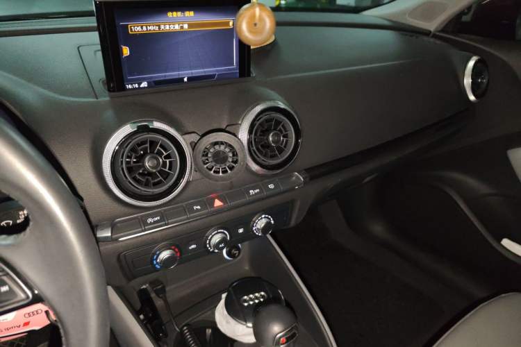 Used Audi A3 2020 Sportback 35 TFSI Fashion Edition China VI Emission Standard Audio And AC Panel