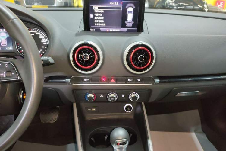 Used Audi A3 2020 Sportback 35 TFSI Fashion Edition China VI Emission Standard Audio And AC Panel
