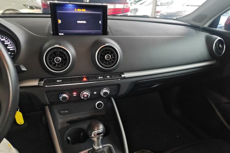 Used Audi A3 2020 Limousine 35 TFSI Ambition China VI Center Console