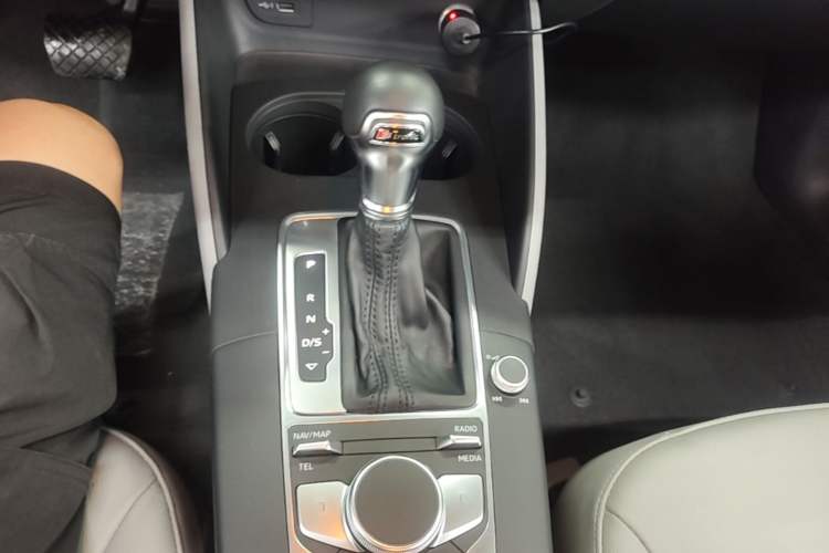 Used Audi A3 2020 Limousine 35 TFSI Fashion Edition China VI Emission Standard Gear Lever