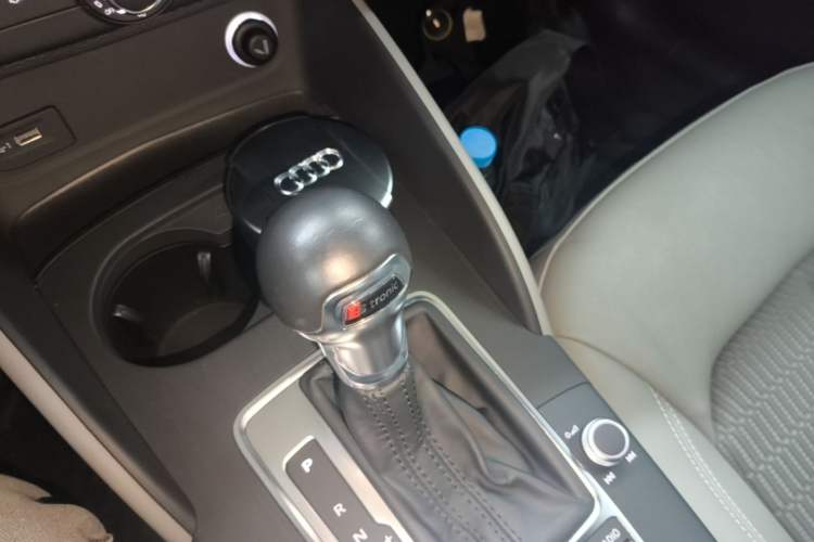 Used Audi A3 2020 Limousine 35 TFSI Fashion Edition China VI Emission Standard Gear Lever