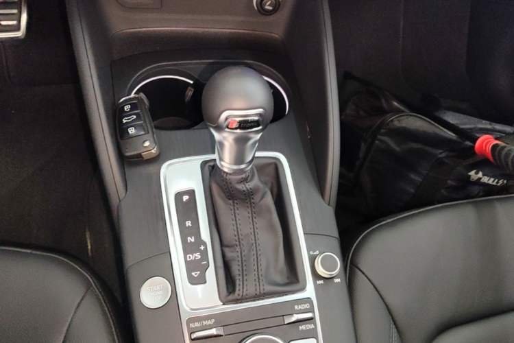Used Audi A3 2020 Limousine 35 TFSI Style Edition China VI Emission Standard Gear Lever