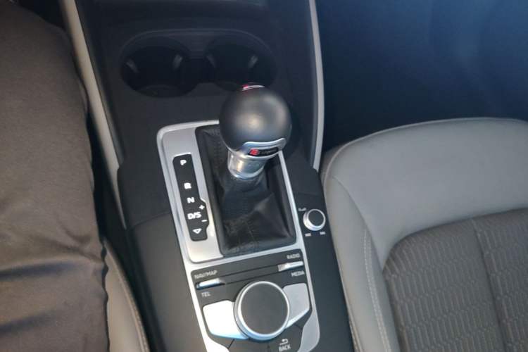 Used Audi A3 2020 Sportback 35 TFSI Fashion Edition China VI Emission Standard Gear Lever