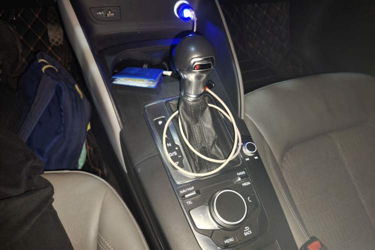 Used Audi A3 2020 Limousine 35 TFSI Fashion Edition China VI Emission Standard Gear Lever