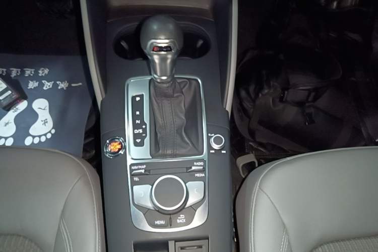 Used Audi A3 2020 Limousine 35 TFSI Fashion Edition China VI Emission Standard Gear Lever