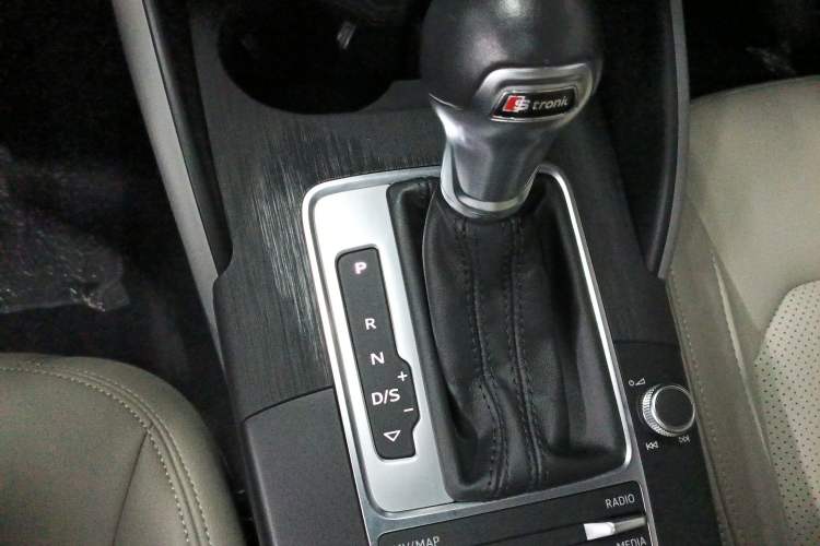 Used Audi A3 2020 Limousine 35 TFSI Fashion Edition China VI Emission Standard Gear Lever
