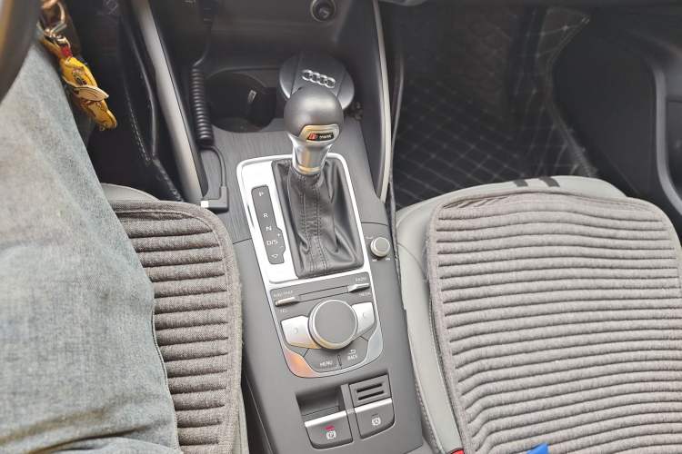 Used Audi A3 2020 Limousine 35 TFSI Fashion Edition China VI Emission Standard Gear Lever