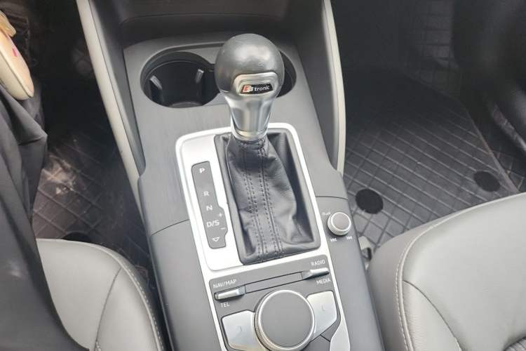 Used Audi A3 2020 Limousine 35 TFSI Fashion Edition China VI Emission Standard Gear Lever