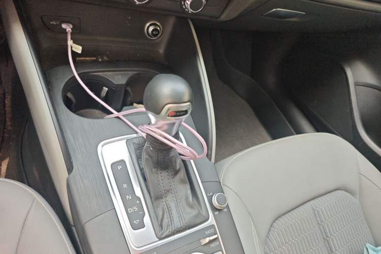 Used Audi A3 2020 Limousine 35 TFSI Fashion Edition China VI Emission Standard Gear Lever