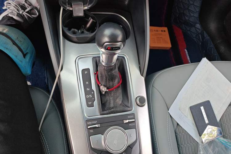 Used Audi A3 2020 Limousine 35 TFSI Fashion Edition China VI Emission Standard Gear Lever