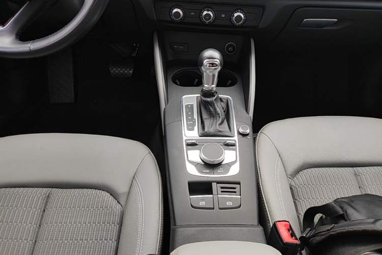 Used Audi A3 2020 Limousine 35 TFSI Fashion Edition China VI Emission Standard Gear Lever