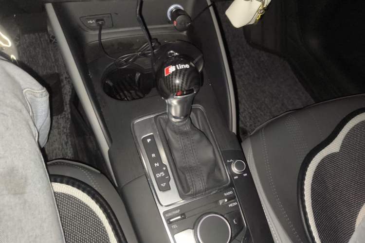 Used Audi A3 2020 Sportback 35 TFSI Fashion Edition China VI Emission Standard Gear Lever
