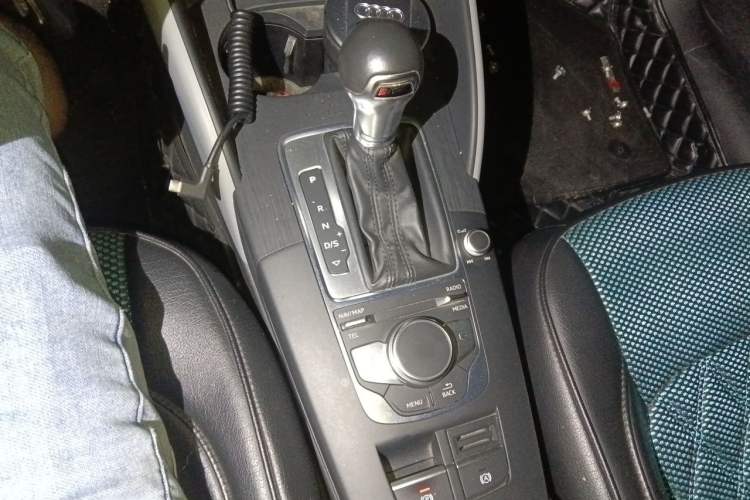 Used Audi A3 2020 Limousine 35 TFSI Fashion Edition China VI Emission Standard Gear Lever