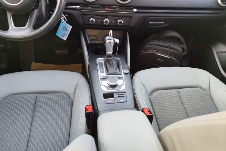 Used Audi A3 2020 Limousine 35 TFSI Fashion Edition China VI Emission Standard Gear Lever