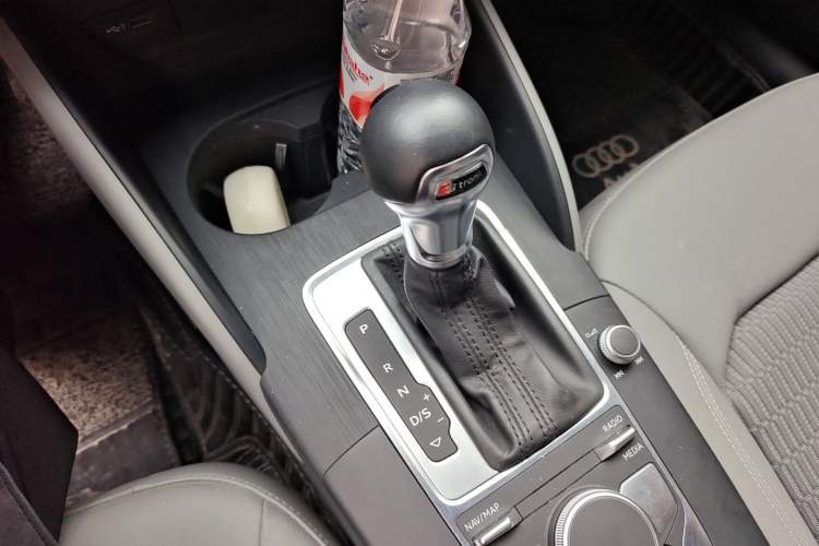 Used Audi A3 2020 Limousine 35 TFSI Fashion Edition China VI Emission Standard Gear Lever